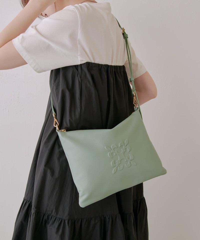 エンボスモノグラムショルダーバッグ