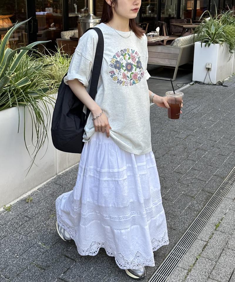 【ユニセックス】フラワーモチーフ刺繍ロゴTシャツ