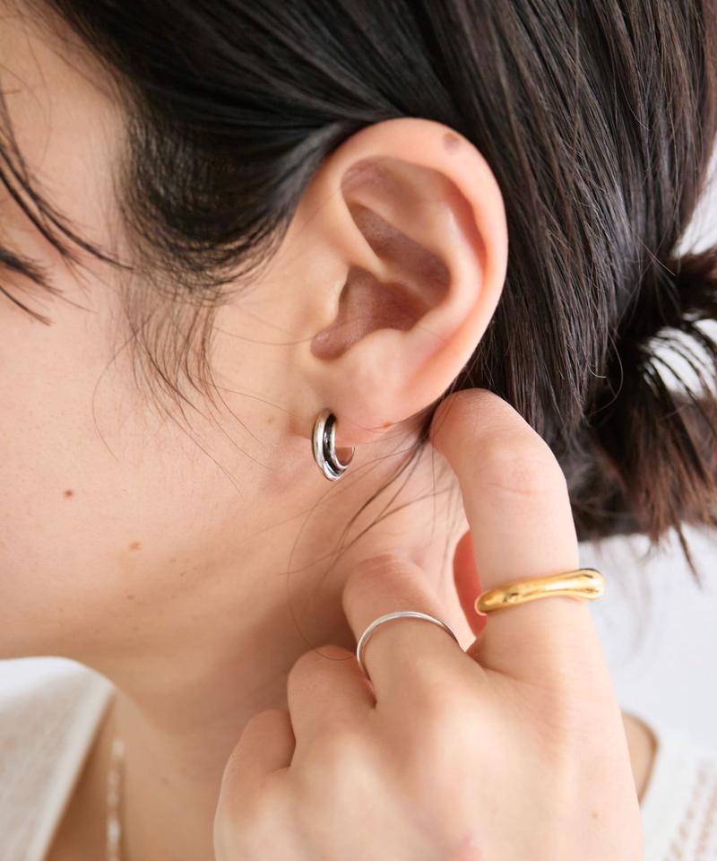 【こなれ感をプラス】ブラックラインフープピアス