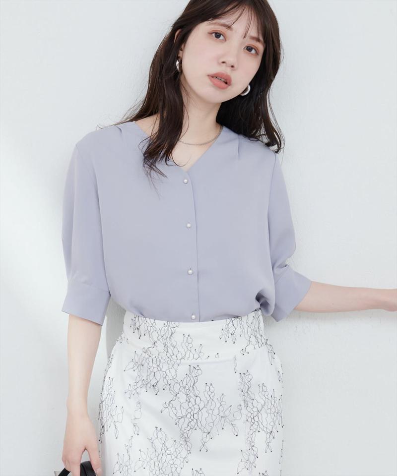 【WEB限定】パール釦Vネック5分袖ブラウス