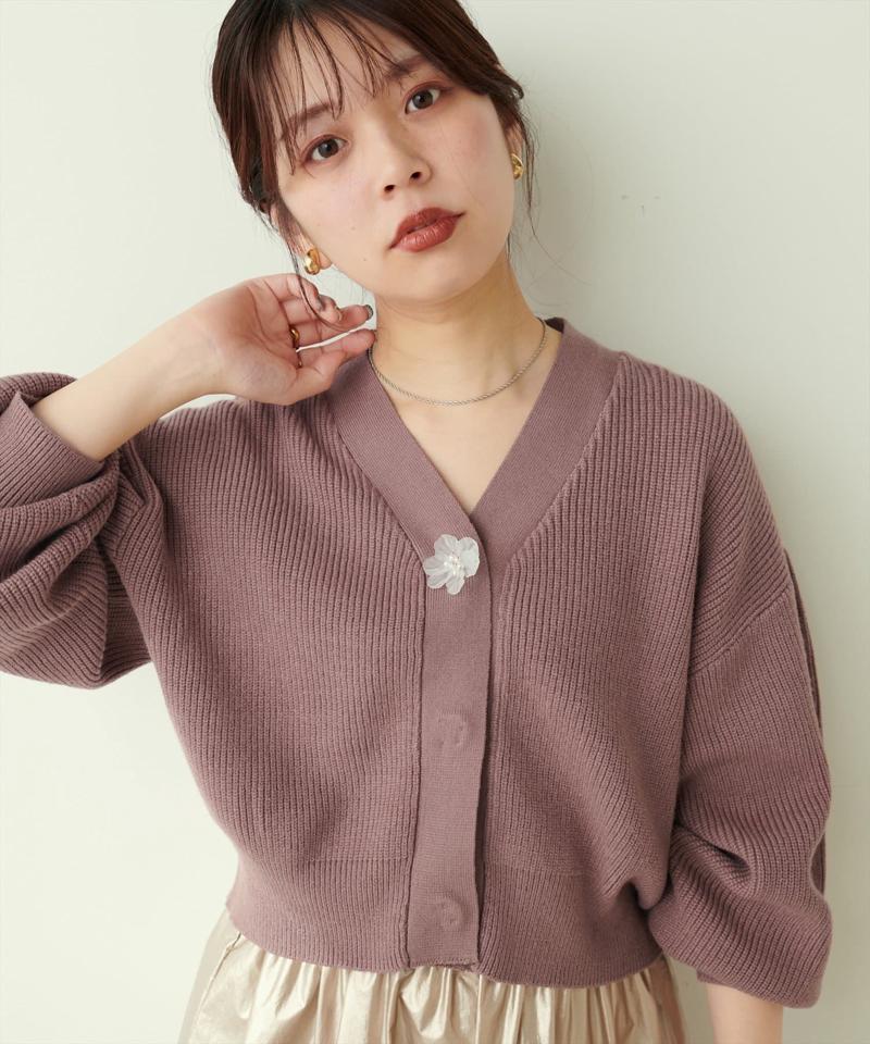 【natural couture】お花釦Ｖネックニットカーデ
