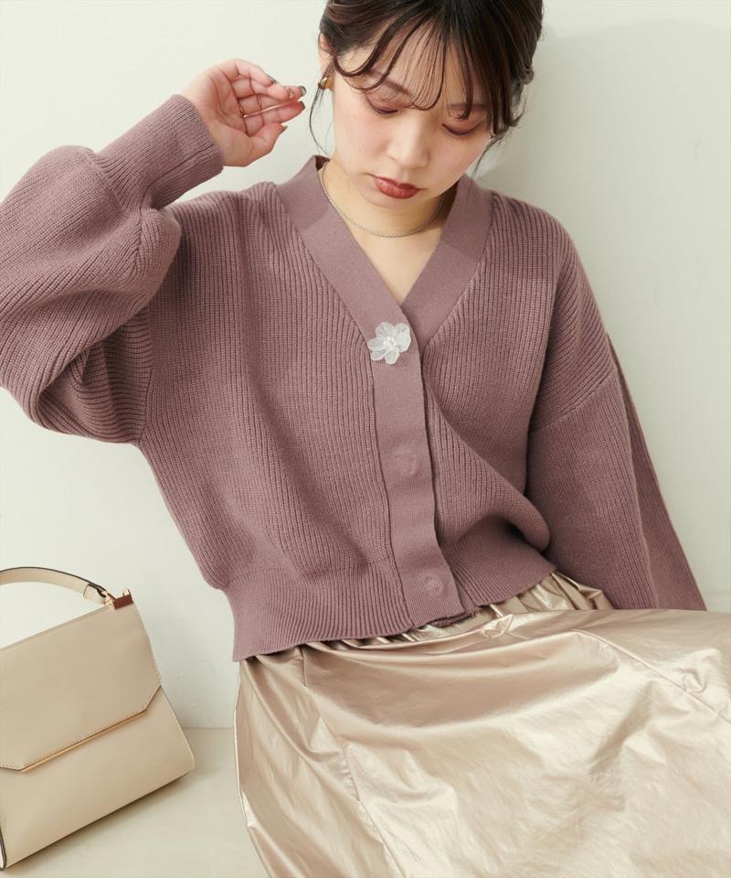 【natural couture】お花釦Ｖネックニットカーデ