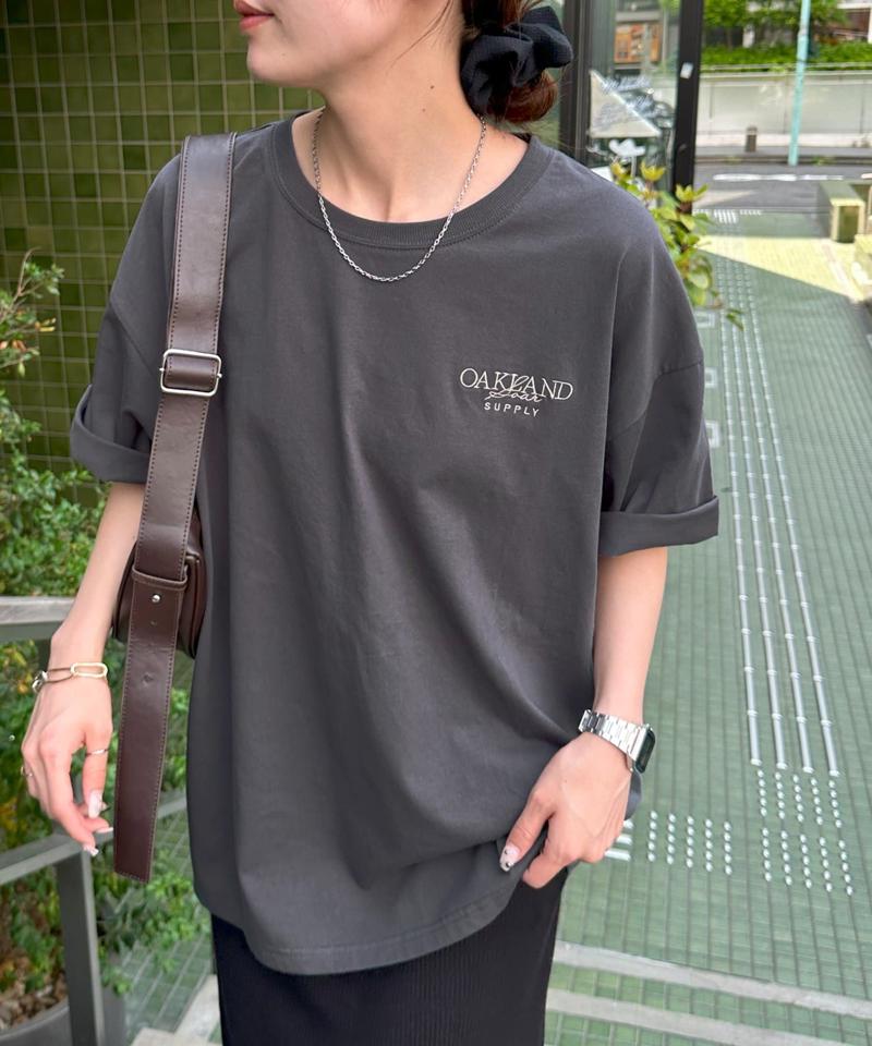 【ユニセックス】カラー刺繍ロゴTシャツ