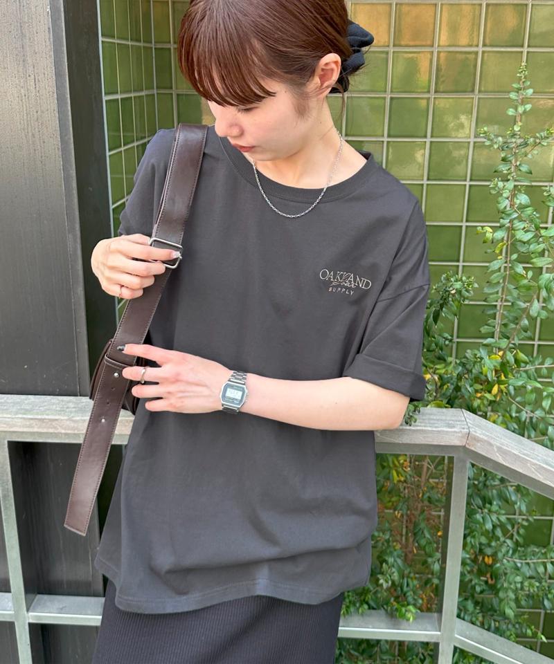 【ユニセックス】カラー刺繍ロゴTシャツ