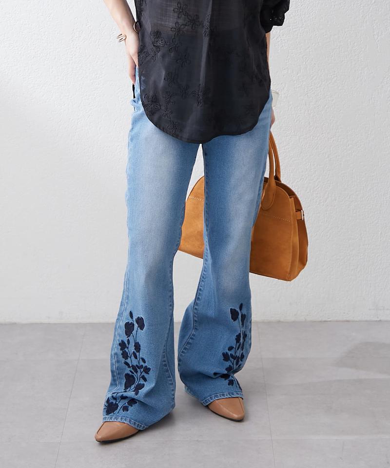【WEB先行予約】フラワー刺繍デニムフレアパンツ
