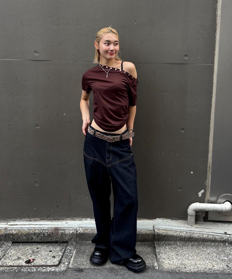 ワンオフショルスタッズドロストTEE