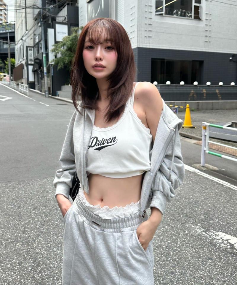【快適な着心地/マルチウェイ】レースロゴパット付レイヤードキャミソール