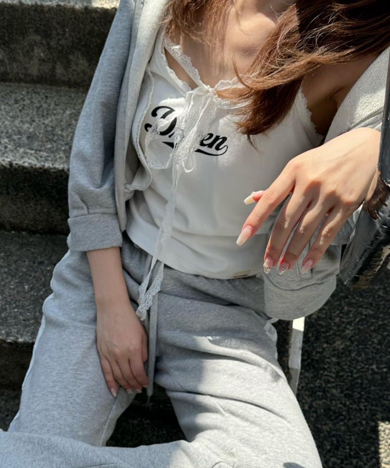 【快適な着心地/マルチウェイ】レースロゴパット付レイヤードキャミソール