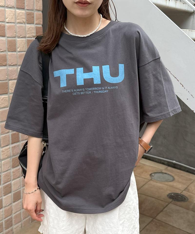 【ユニセックス】DAYグラフィックTシャツ