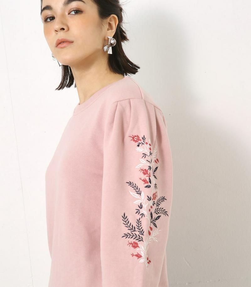 刺繍入りクルーネックプルオーバー