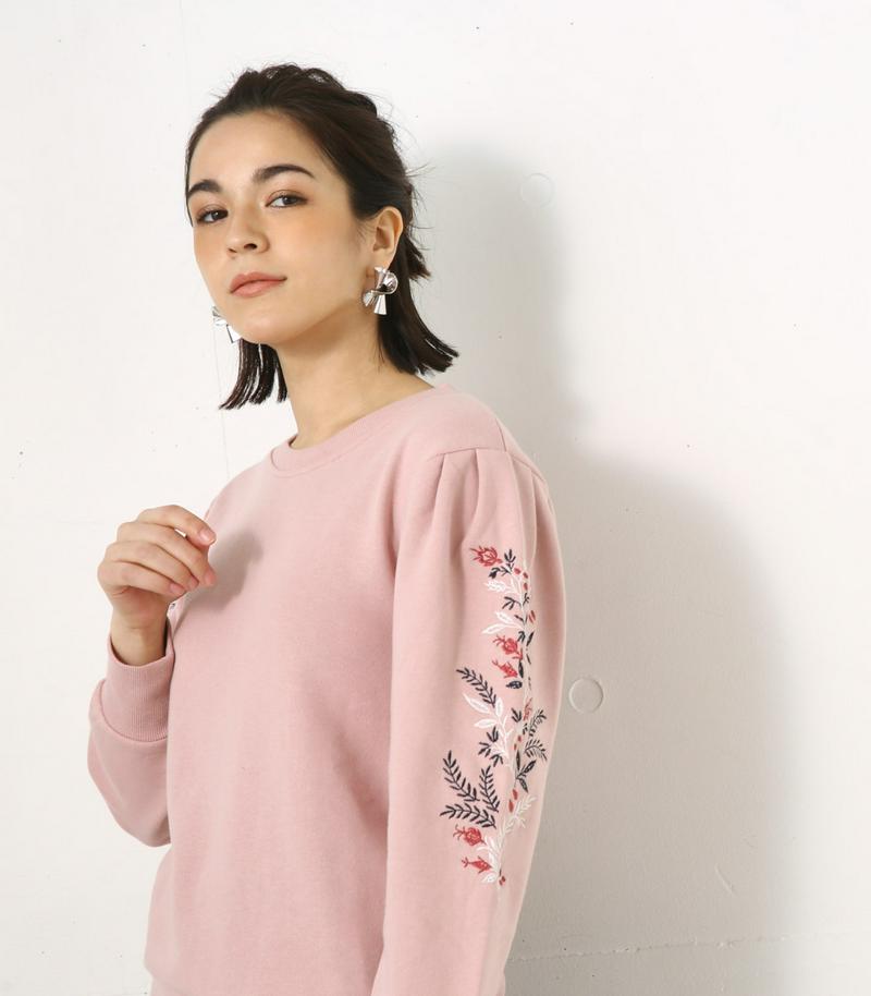 刺繍入りクルーネックプルオーバー