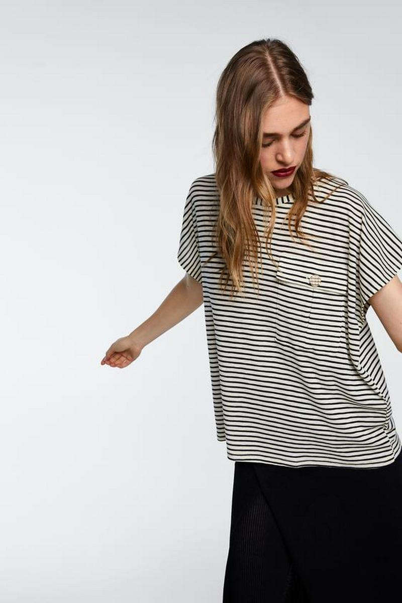 ボタンディテール付きストライプ柄Tシャツ