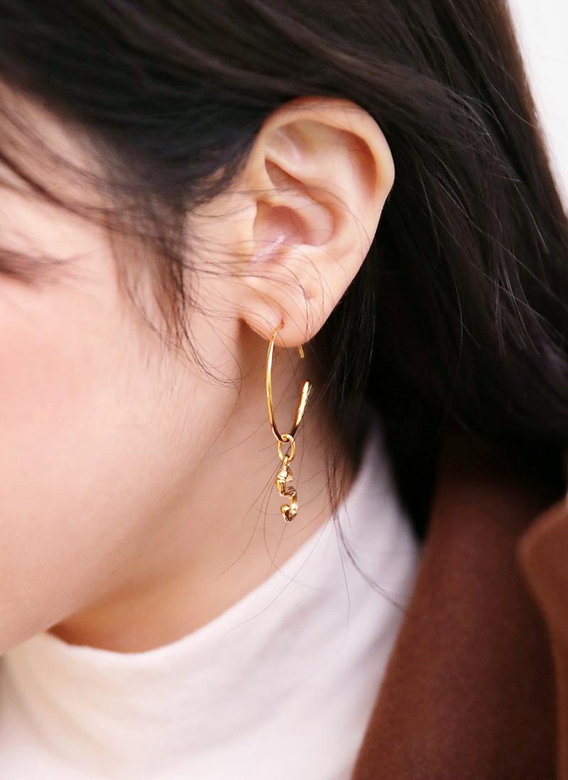 アルファベットフープピアス・全1色