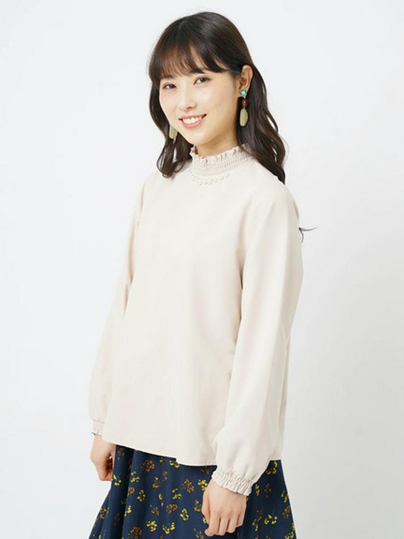 ・パール付ハイネックブラウス