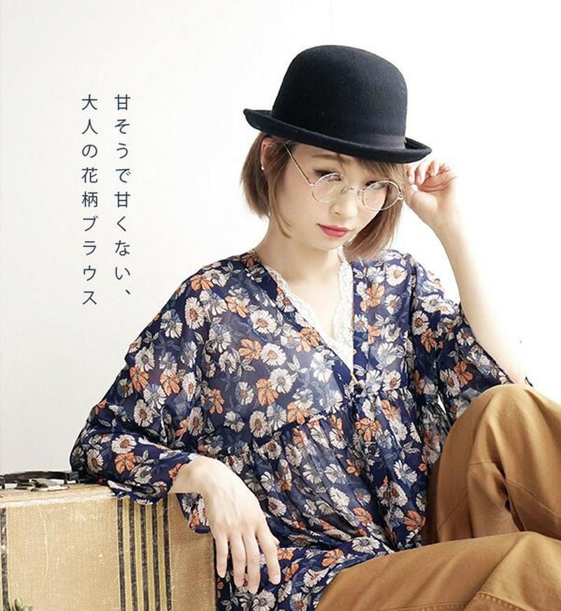 ブラウス / レトロな花柄が軽やかに揺れる、Vネックブラウス。シフォン素材ならではの透け感で涼しげに。レディース トップス シャ