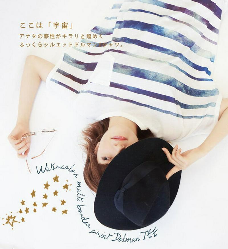 Tシャツ/宇宙のような不思議なグラデーションで ボーダー を描いたゆったり カットソー レディース トップス 半袖 青 夏 カジ