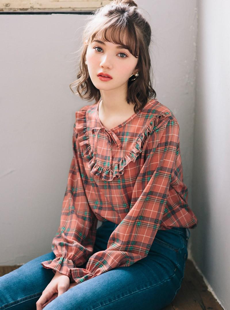 胸元フリルチェックブラウス