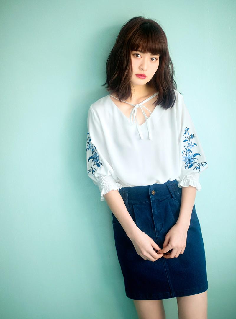 袖刺繍入りバックリボントップス