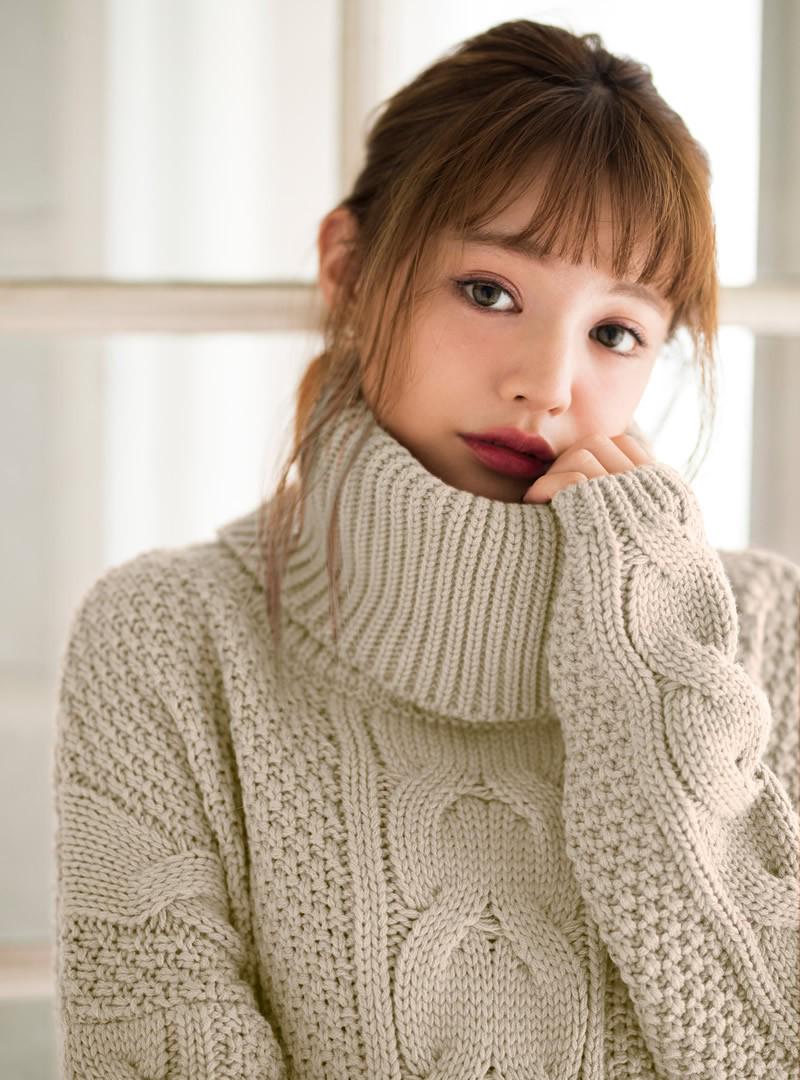 ケーブル編みタートルニットトップス