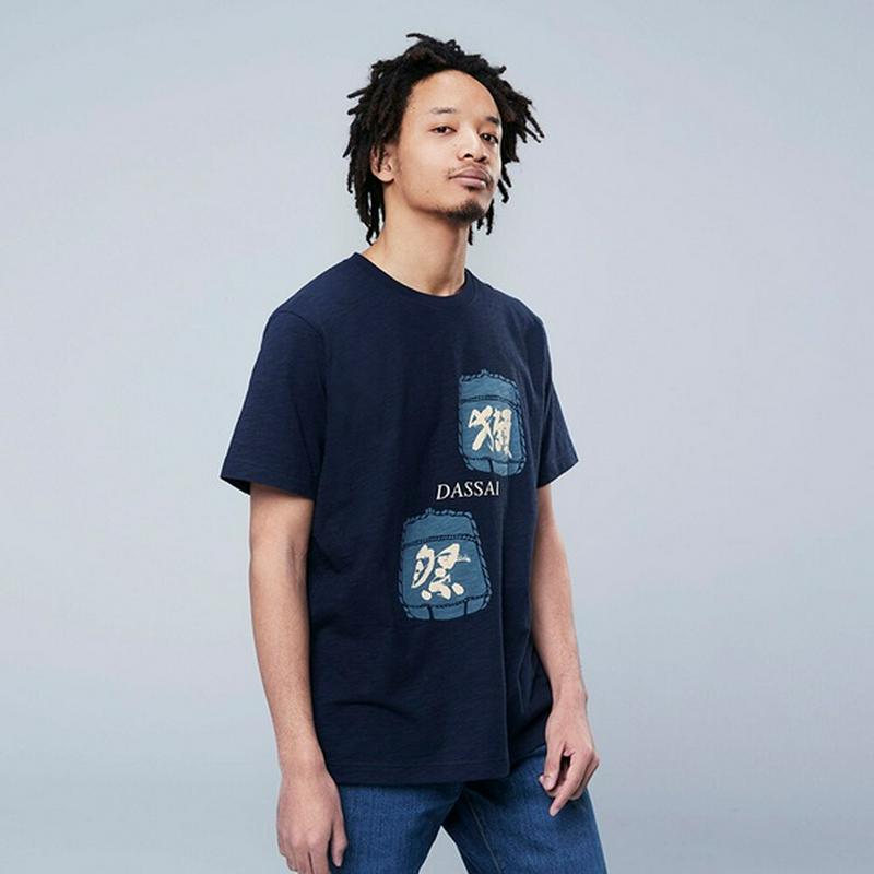 酒蔵（SAKAGURA） UT 獺祭（グラフィックTシャツ・半袖）