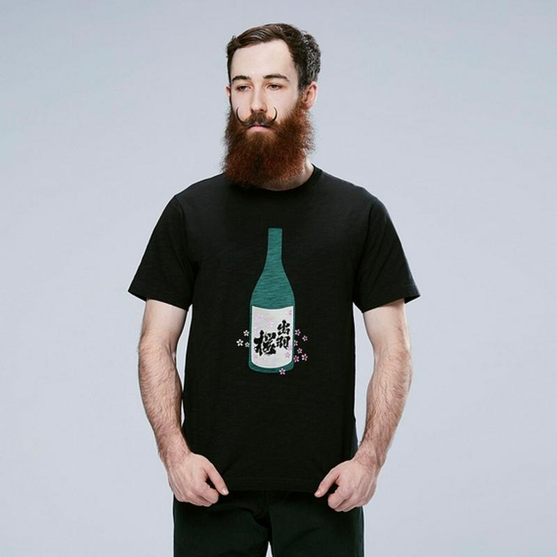 酒蔵（SAKAGURA） UT 出羽桜（グラフィックTシャツ・半袖）