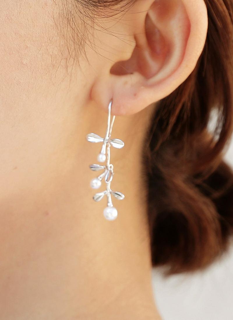 パールリーフフックピアス・全2色・d57136 レディース【acc】【アクセサリー ジュエリー ピアス パール リーフフック 真鍮 フェイクパール ゴールド シルバー カジュアル フェミニン 大人 母の日 ギフト プレゼント】【ハイホリHIHOLLI】