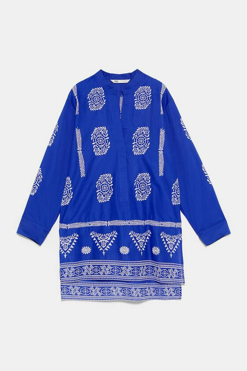 コントラスト刺繍入りブラウス