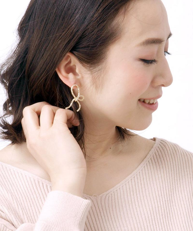 ＊送料無料＊ピアス イヤリング アシンメトリー リボン キュービックジルコニア ステンレスポスト レディース 大人っぽい シンプル かわいい おしゃれ プレゼント P2-22