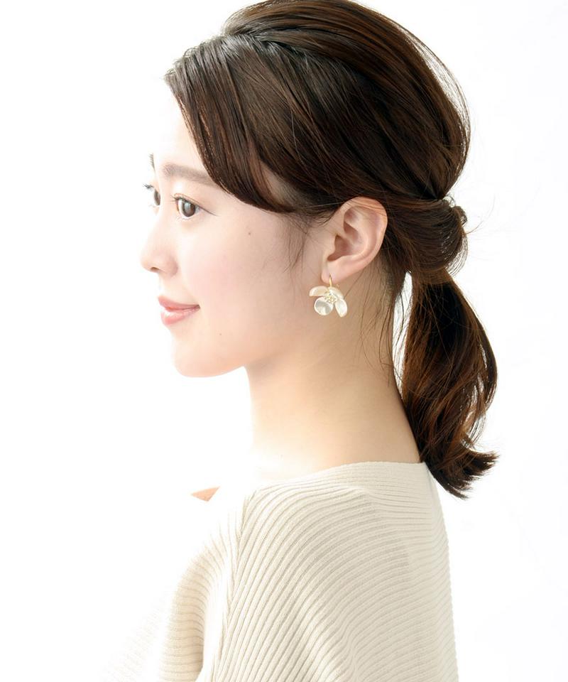 パール調フラワーフックピアス ビジュー ホワイト 花 大ぶり ピアス エレガント クラシカル 大人 華やか デイリー 結婚式 パーティー アクセサリー P1739 レディース 大人っぽい シンプル かわいい