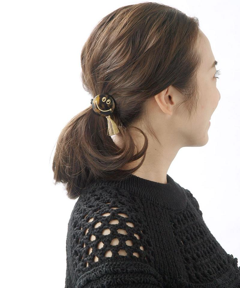 【Accommode アコモデ】ハンサムスマイルヘアゴム タッセル ブラウン シルバー 大人可愛い ワンポイント アクセント ポ