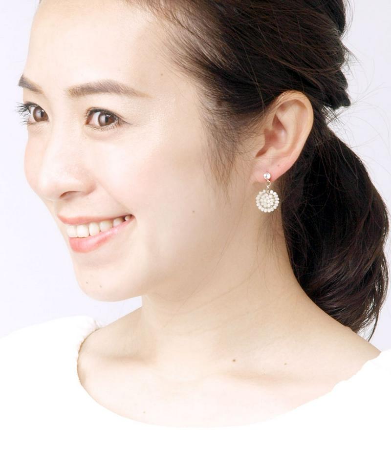 ピアス カットビーズ ストーン ラウンド ぶらさがり 揺れ ホワイト ゴールド サークル 結婚式 二次会 Silver925 P1659 レディース 大人っぽい シンプル かわいい 揺れる