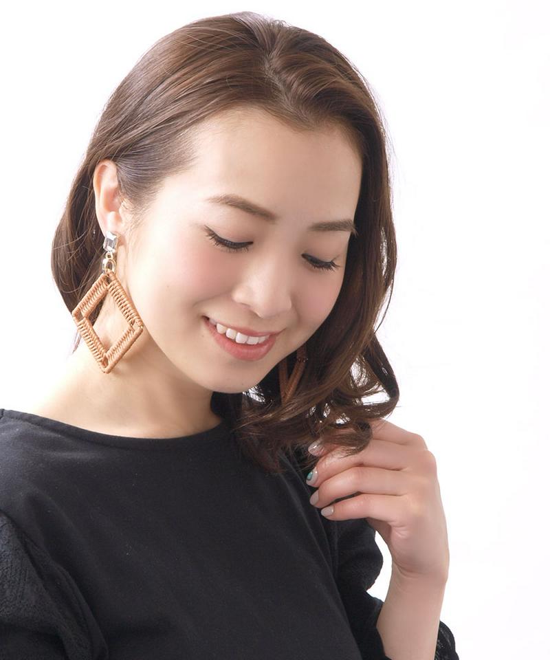 ◆SALE◆ひし型デザインモチーフビッグピアス ナチュラル 大ぶり 揺れ ロング 大人カジュアル リゾート 涼しげ 春夏 チタンポスト P1642 レディース 大人っぽい シンプル かわいい 揺れる【mbgt】