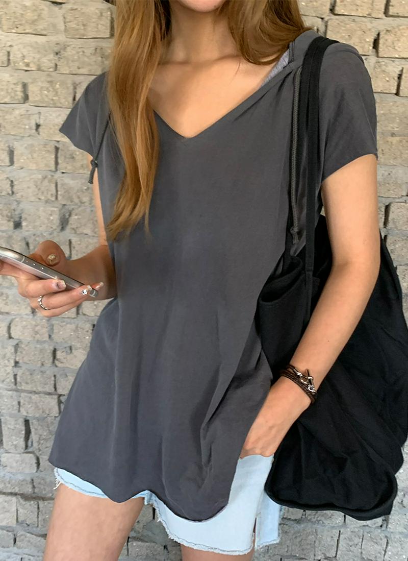 VネックフードデザインTシャツ