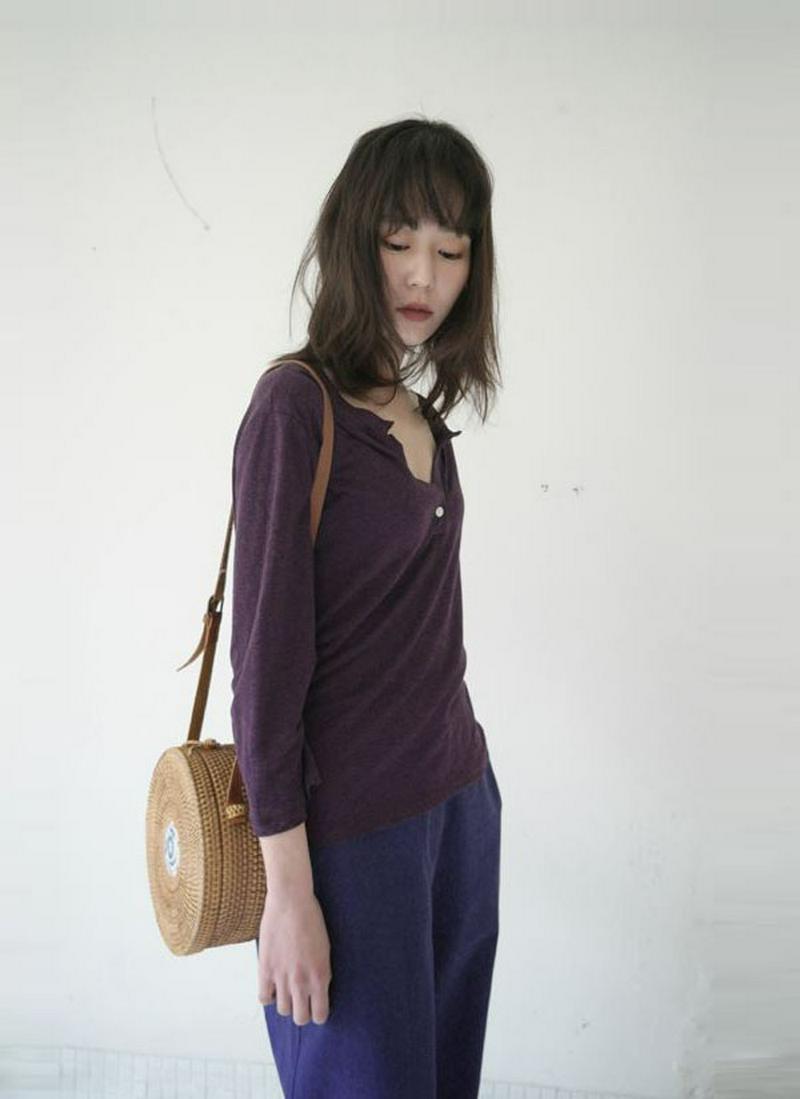 VスリットネックTシャツ