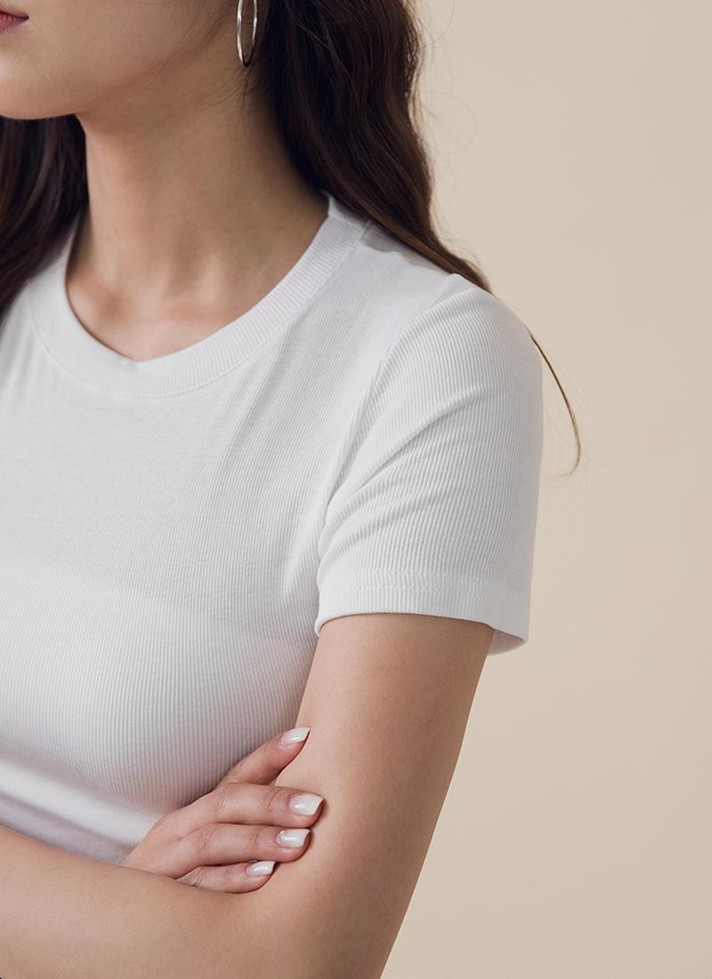 スリムラウンドネッククロップドTシャツ