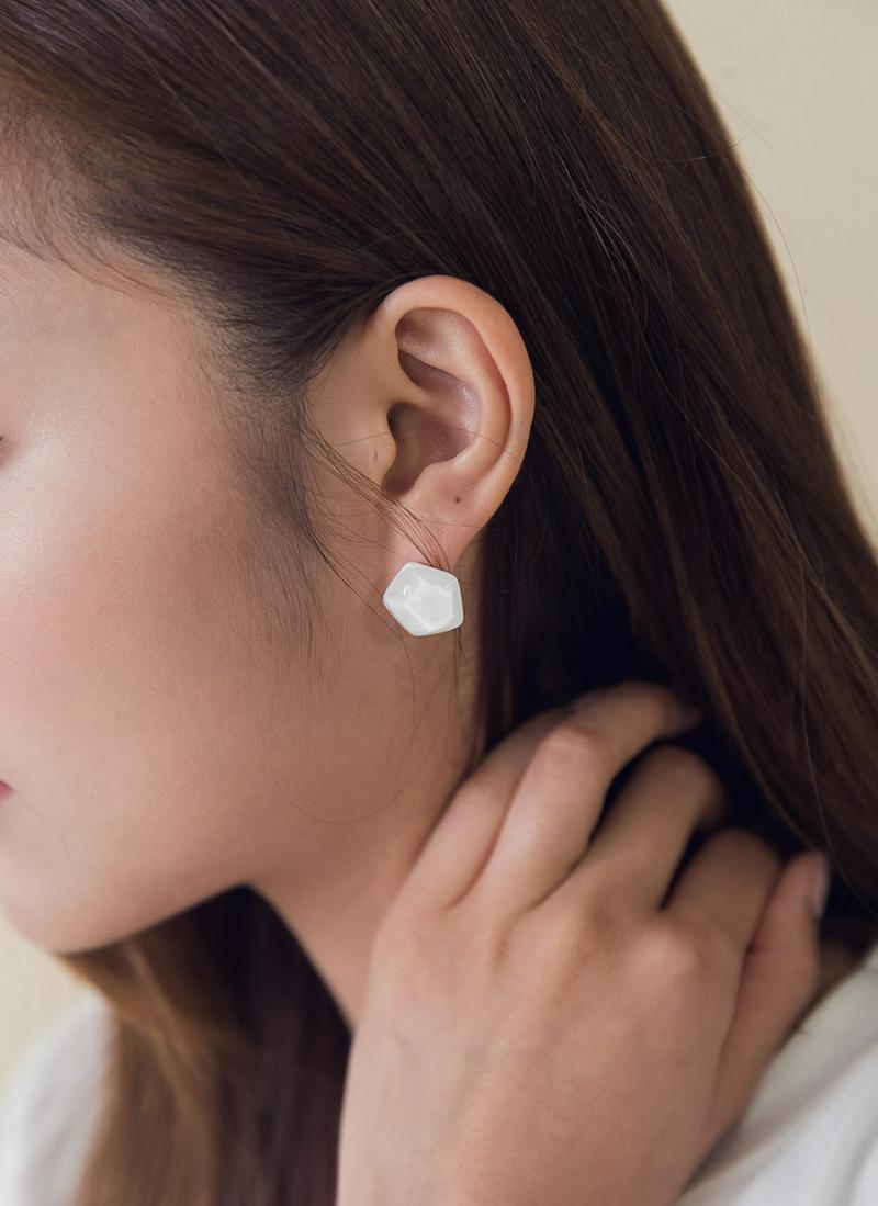 カットアクリルモチーフピアス
