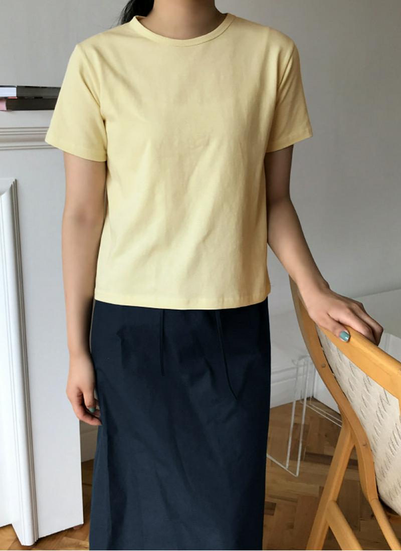 シンプルラウンドネックTシャツ