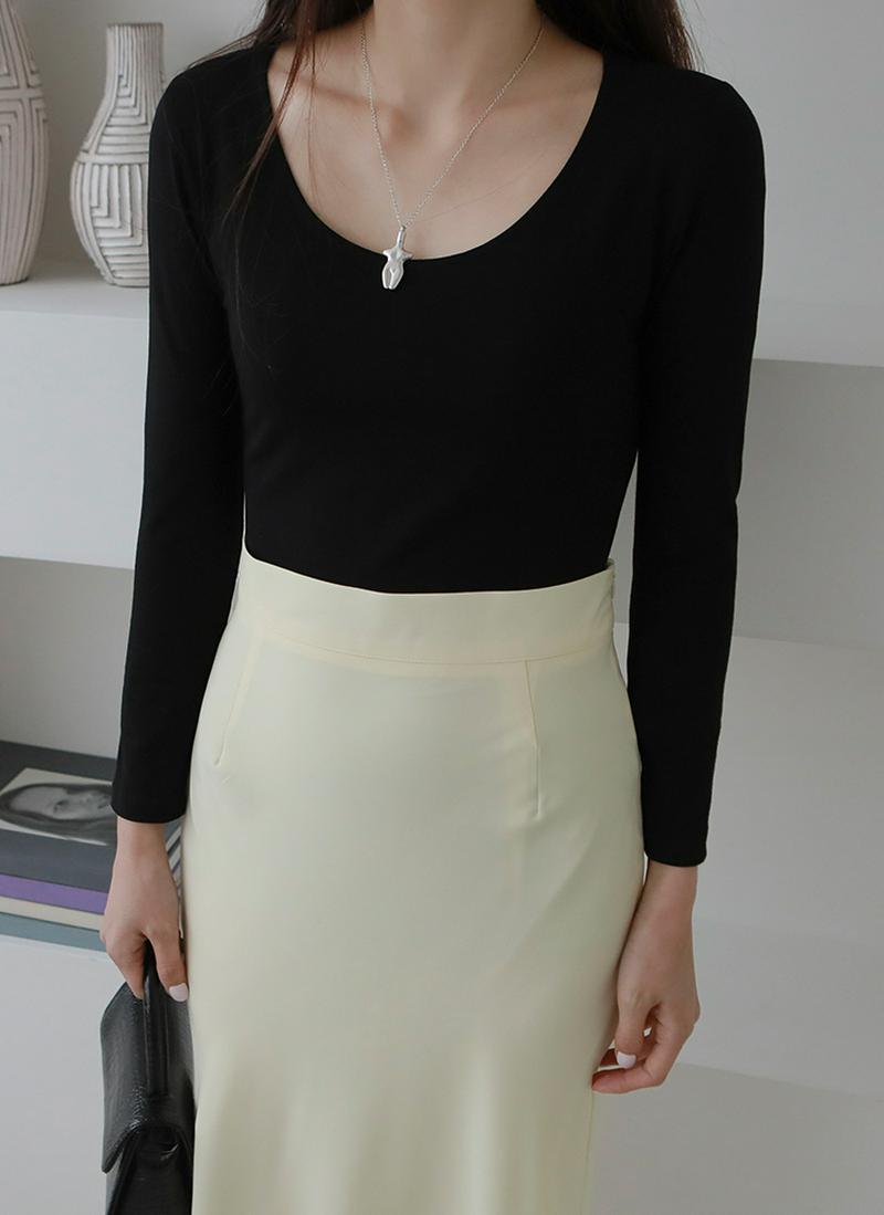 ラウンドヘムUネックスリムTシャツ