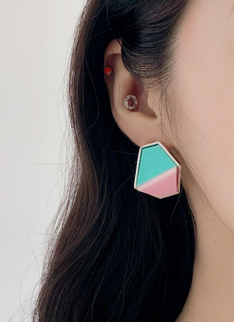 カラーアクリルピアス