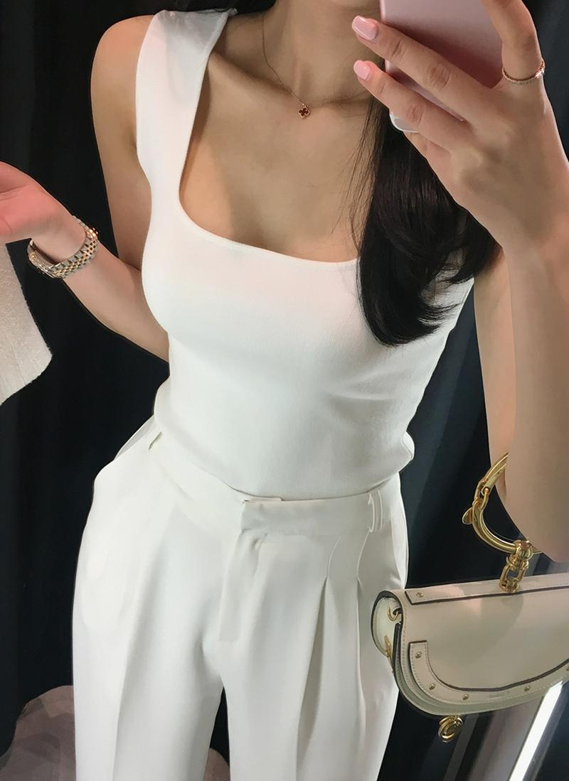 スクエアネックスリーブレススリムニット