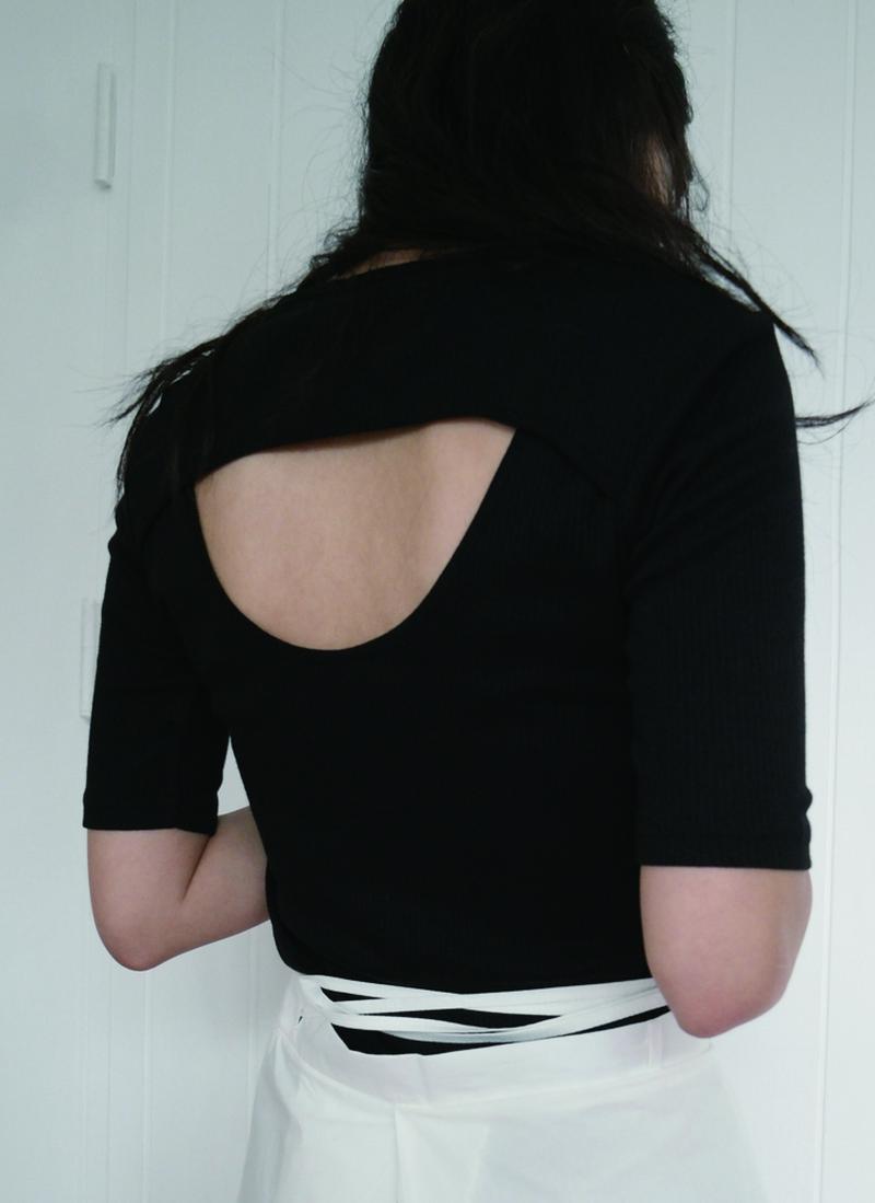 バックカットアウトリブTシャツ