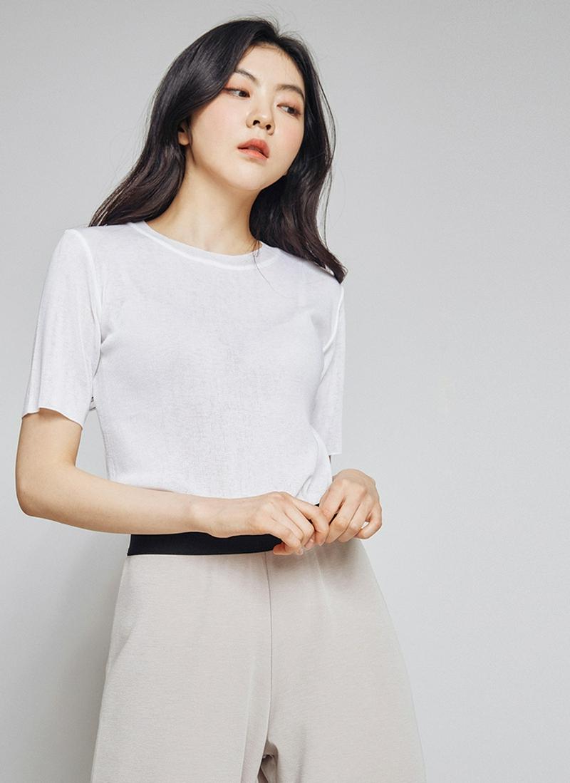 シンプルラウンドネックTシャツ