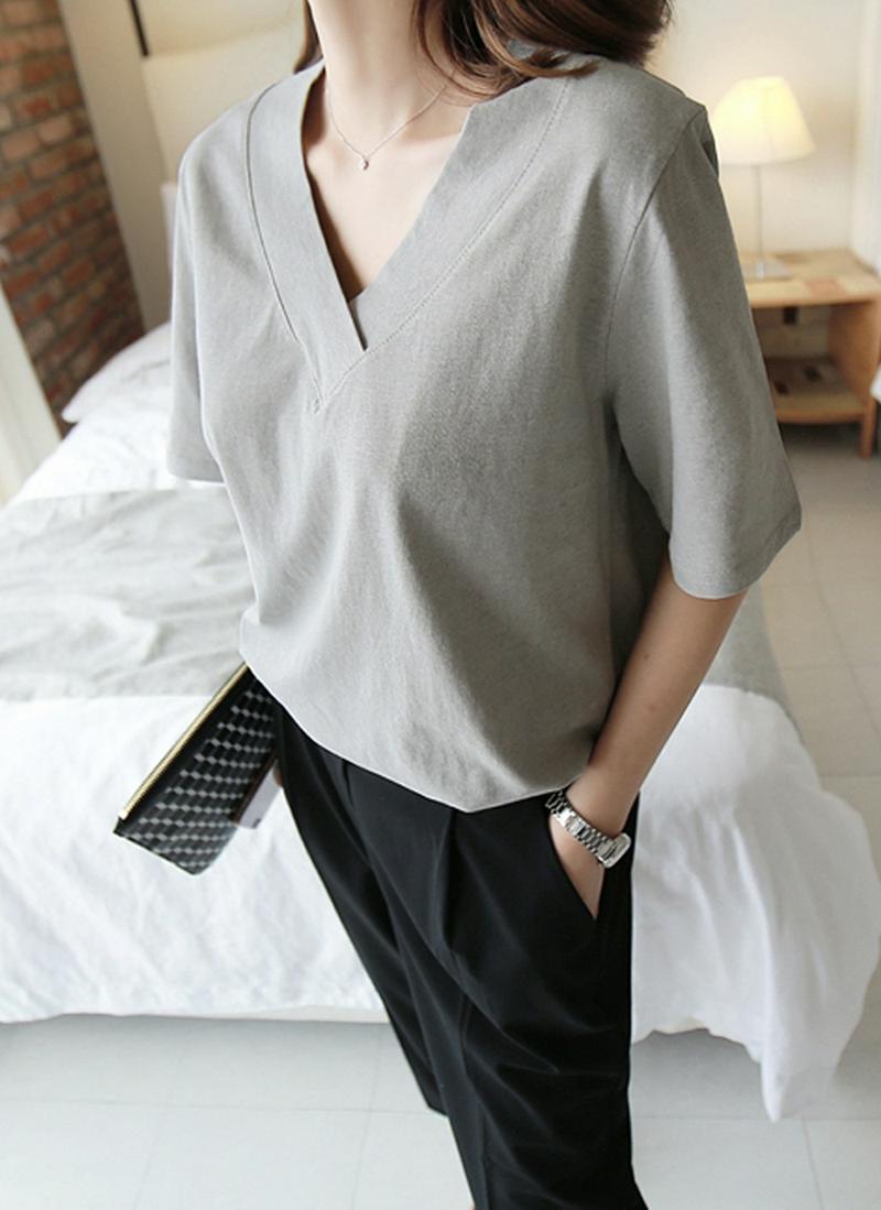 ディープVネックラウンドヘムTシャツ