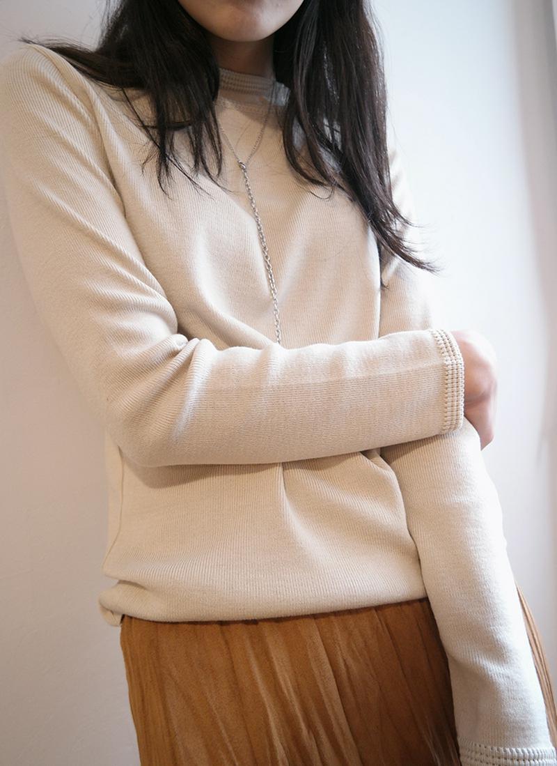 ポイントネックラインニット