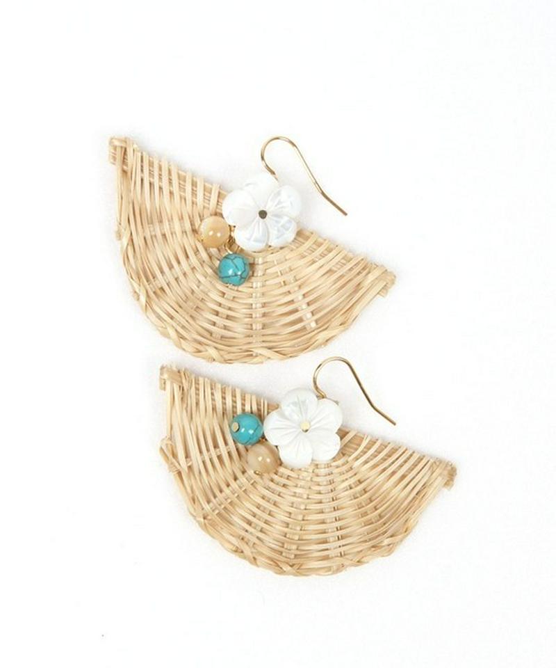 K14GF お花シェル×扇形ラタンピアス