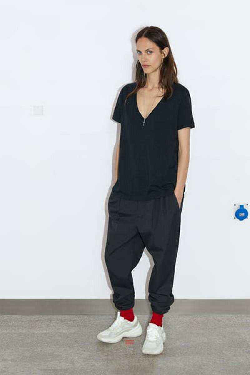 VネックベーシックTシャツ