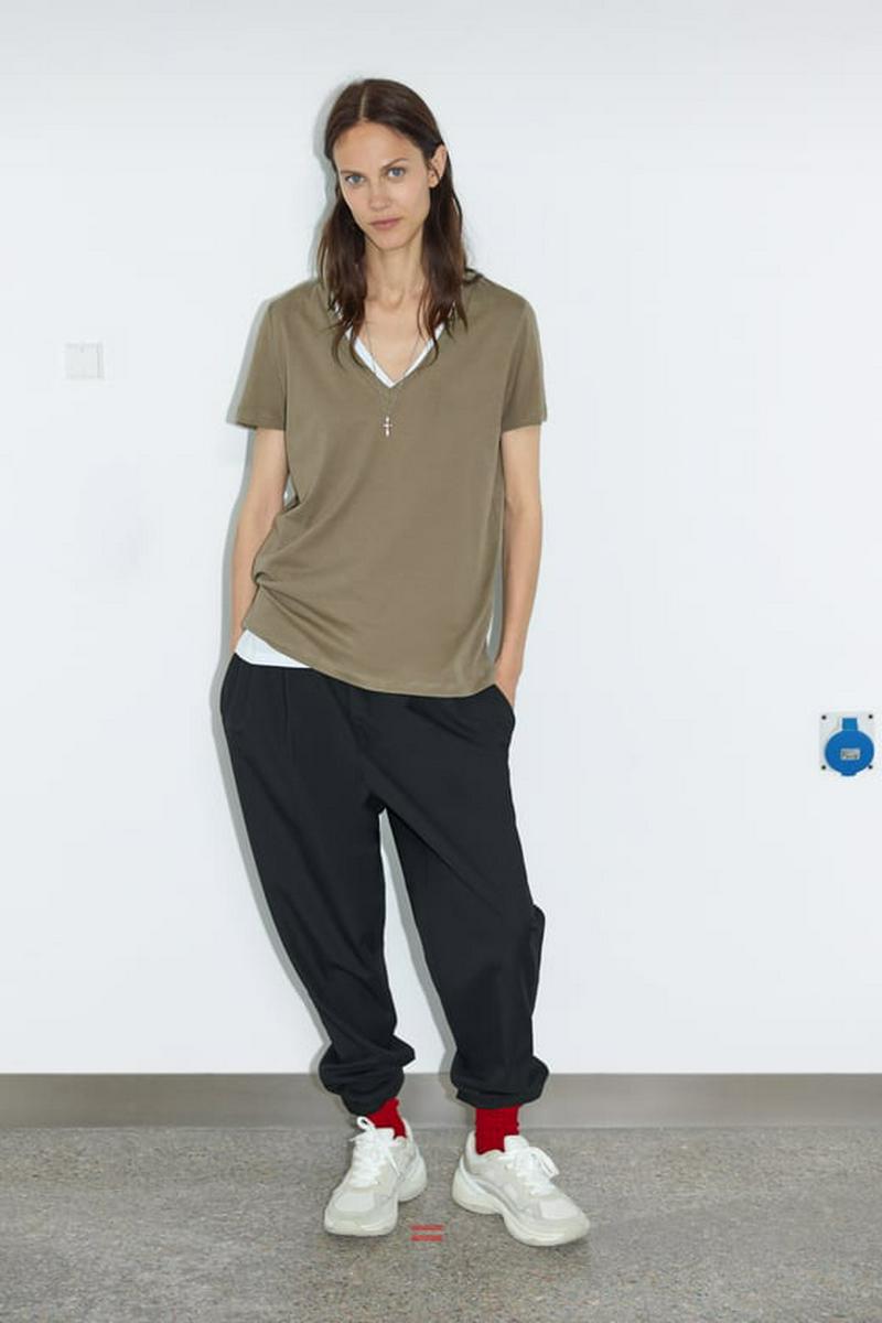VネックベーシックTシャツ
