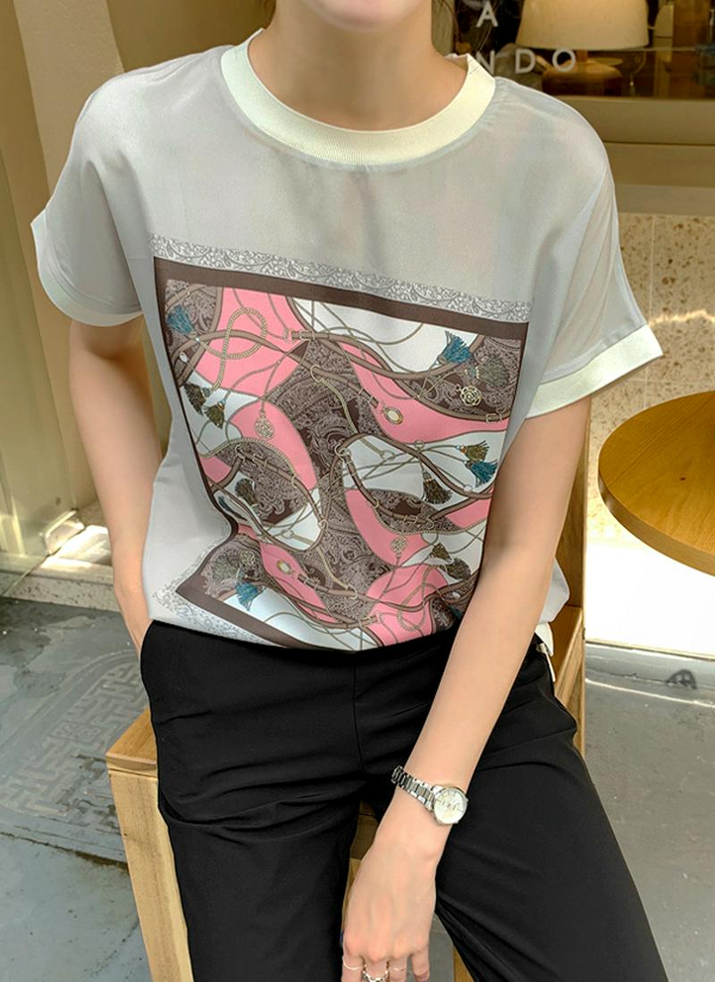スカーフプリントTシャツ