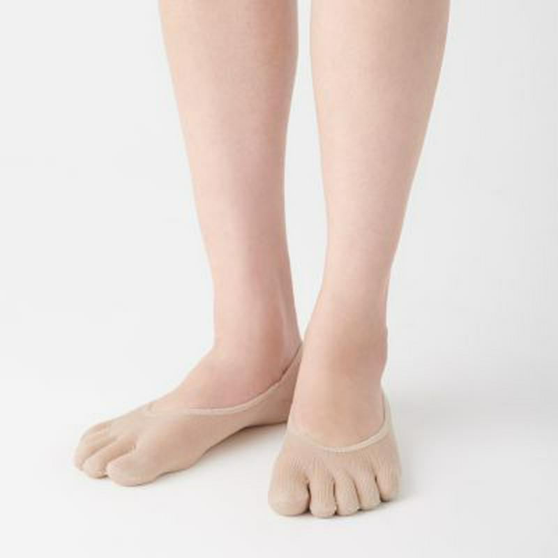 かかと滑り止め付き　シルク混　５本指フットカバー（婦人） ２３～２５ｃｍ・ベージュ