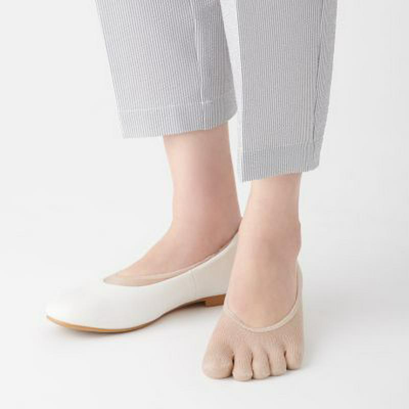 かかと滑り止め付き　シルク混　５本指フットカバー（婦人） ２３～２５ｃｍ・ベージュ